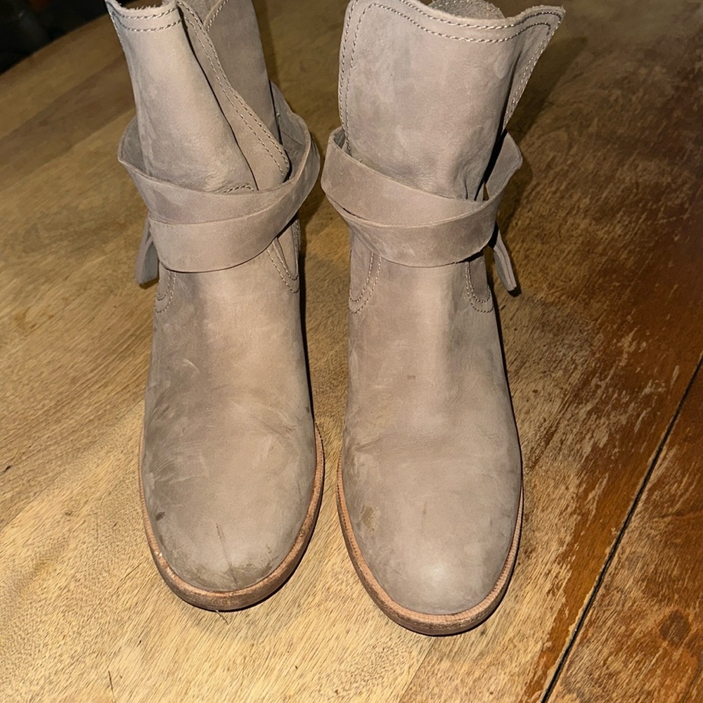 UGG Elora Sahara Nubuck Leather Ankle Boots Taupe Beige Tan Pull On
